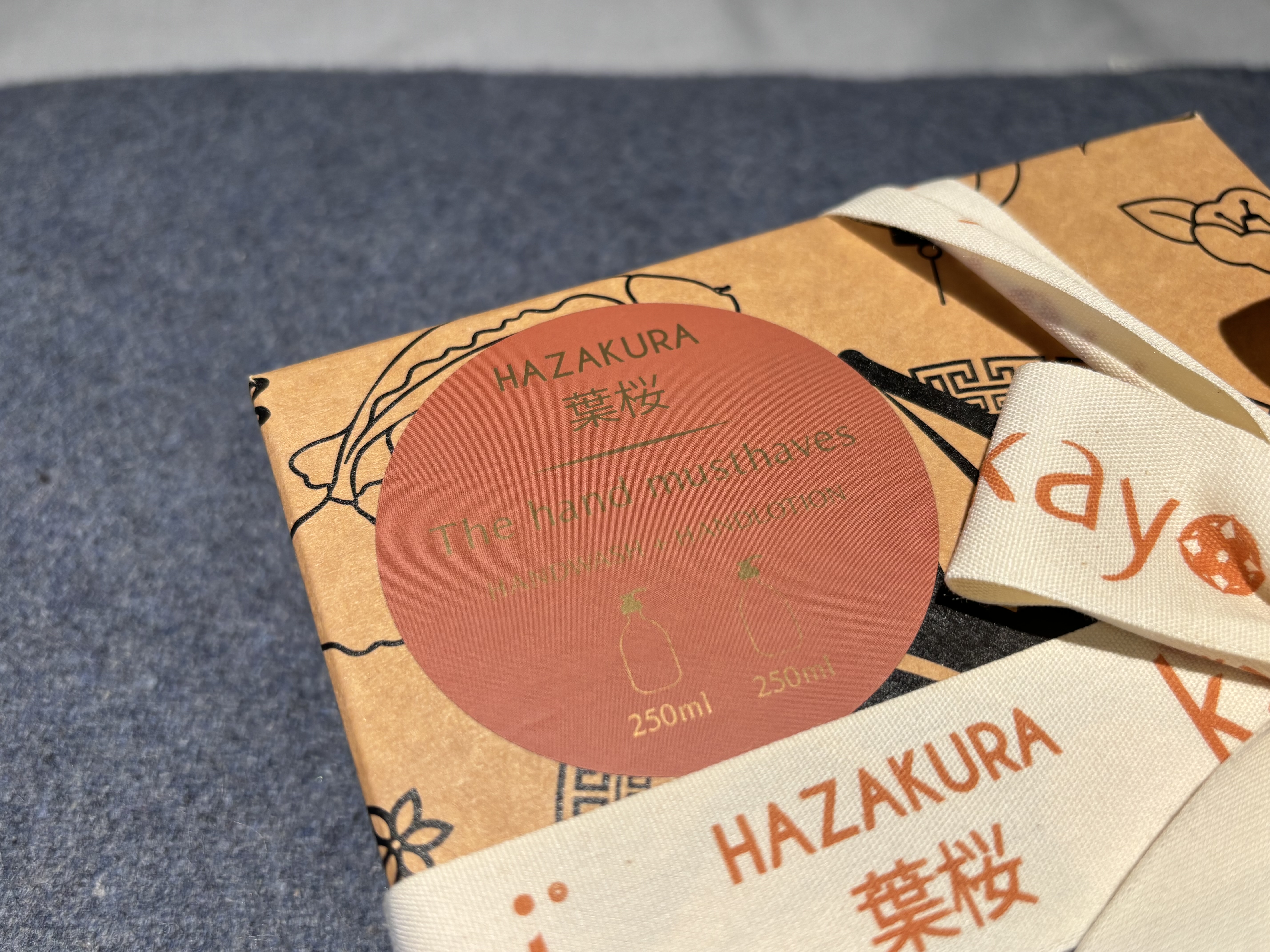 Kayori - Giftbox - The Hand Musthaves - Hazakura