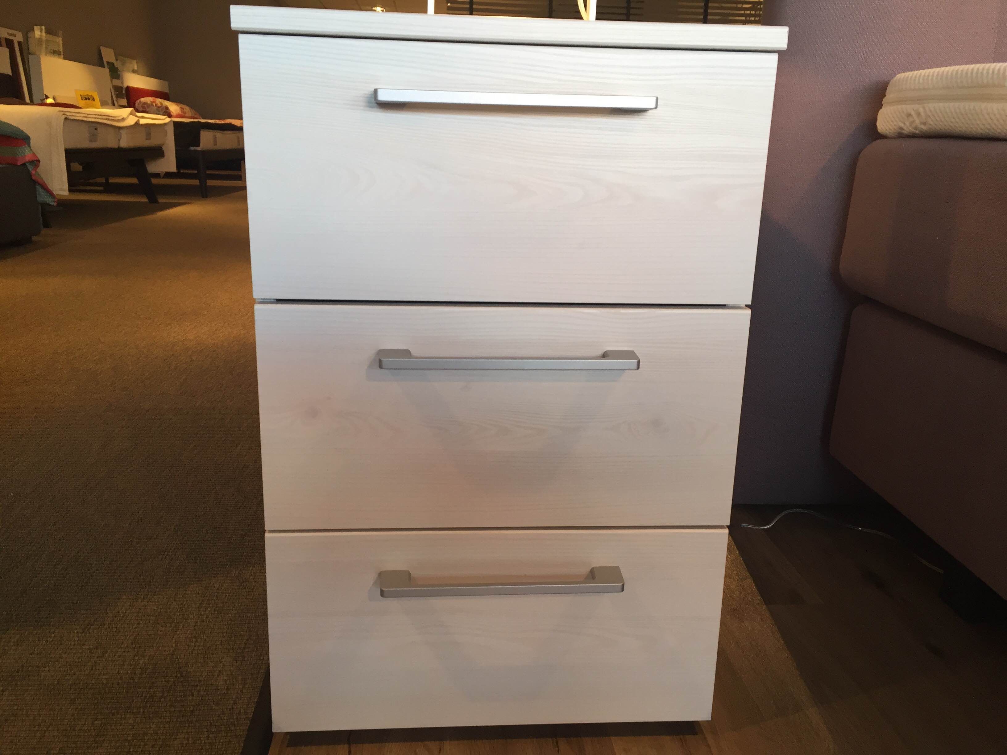 Akaro sibiu larix nachtkastje