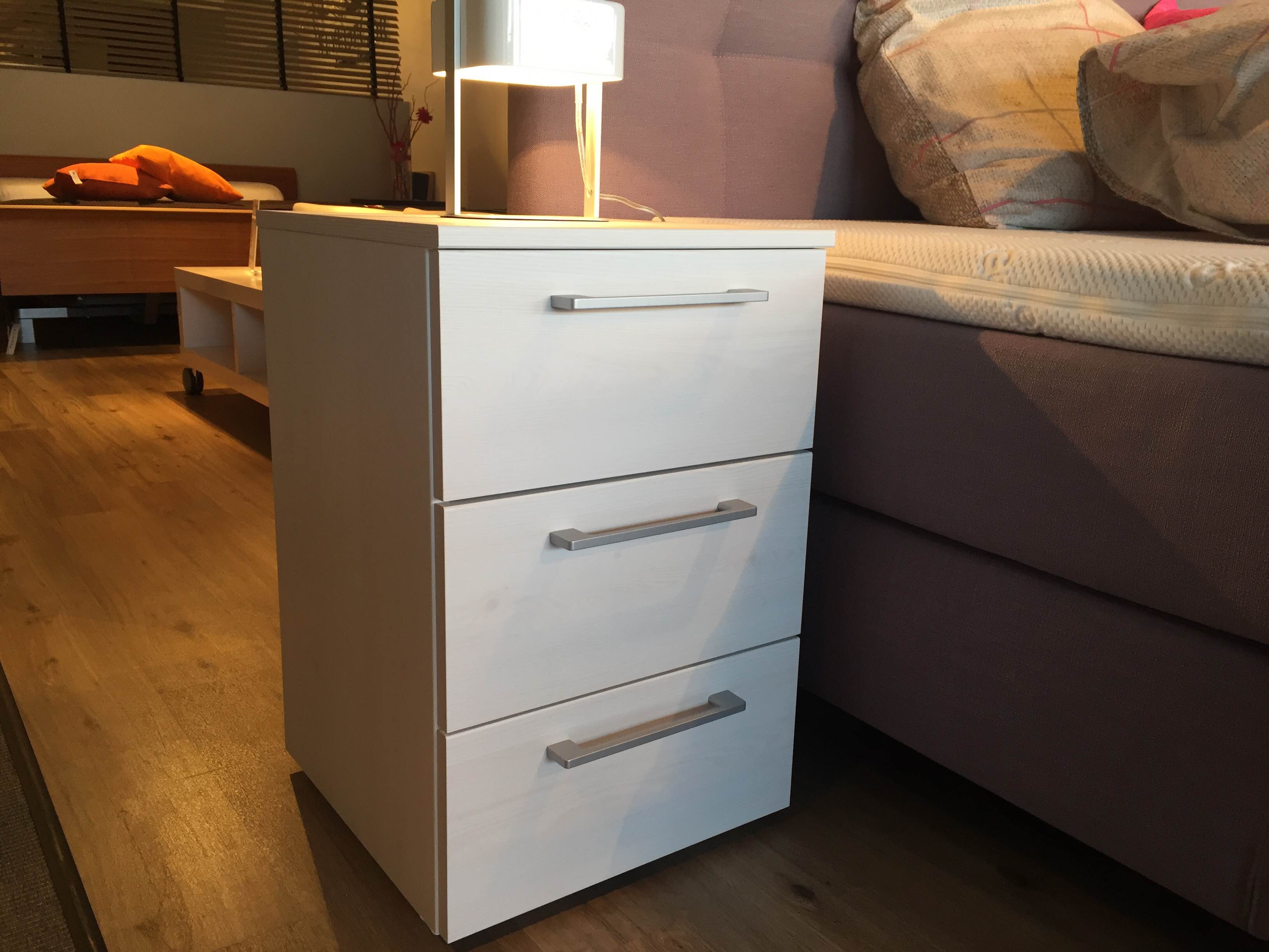 Akaro Sibiu Larix nachtkastje